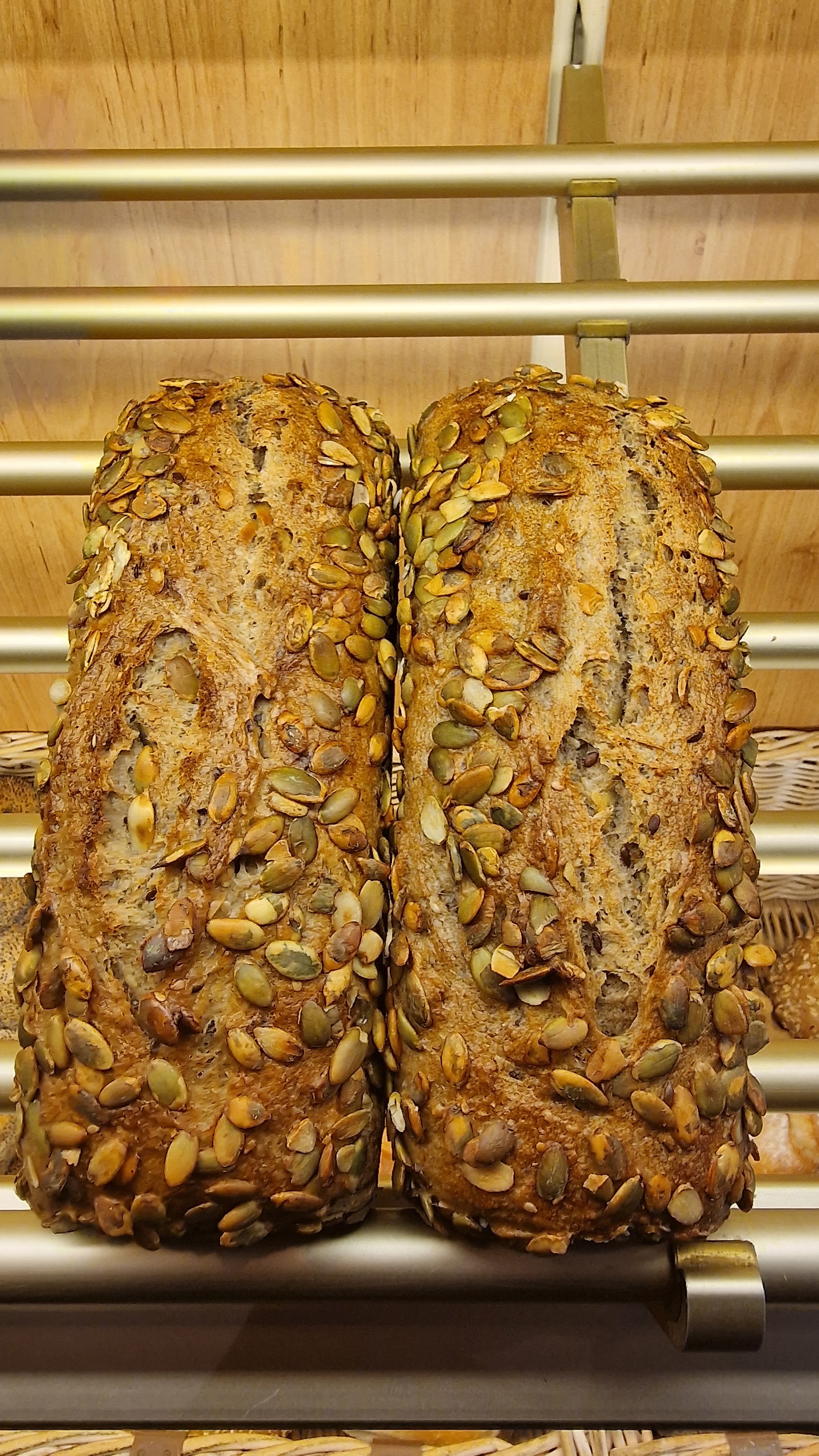 Kürbiskernbrot im Regal