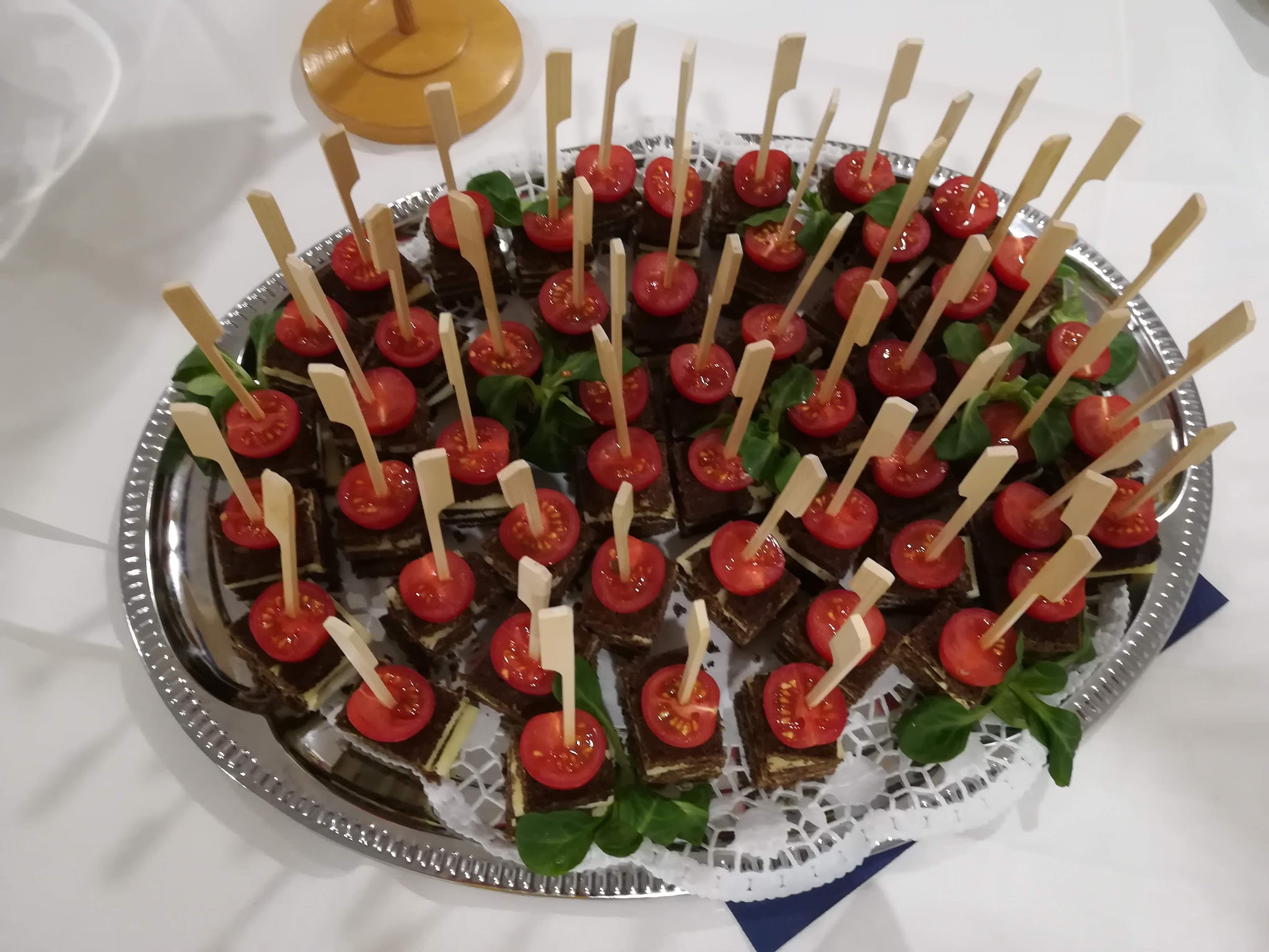 Silbertablett mit Tomatenspießen auf Pumpernickel für eine Feier