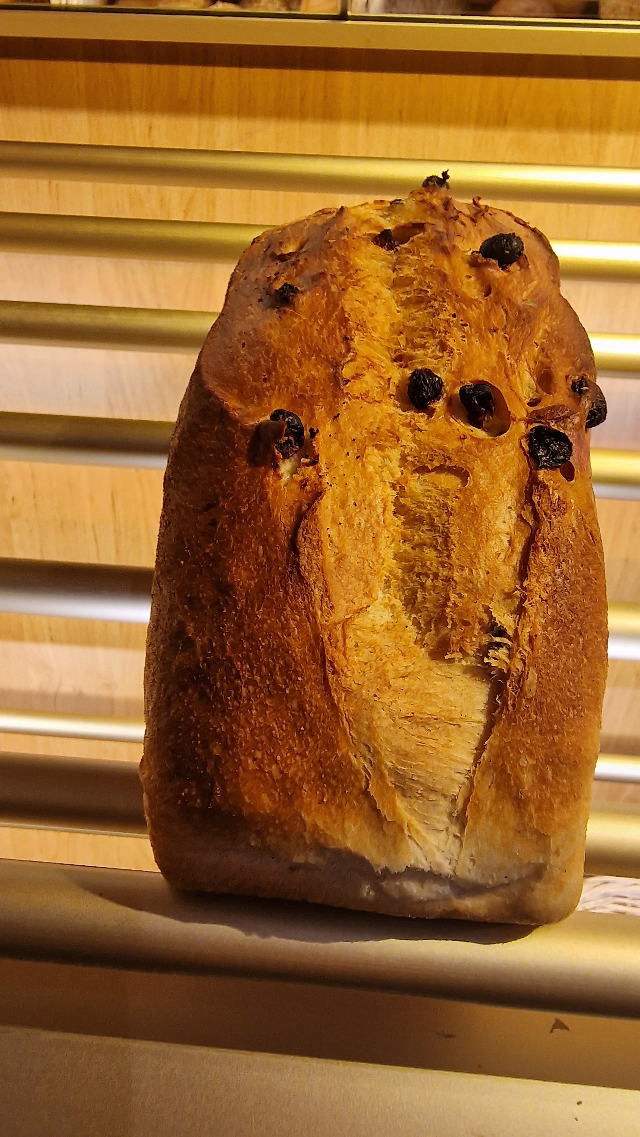 Rosinenbrot im Regal