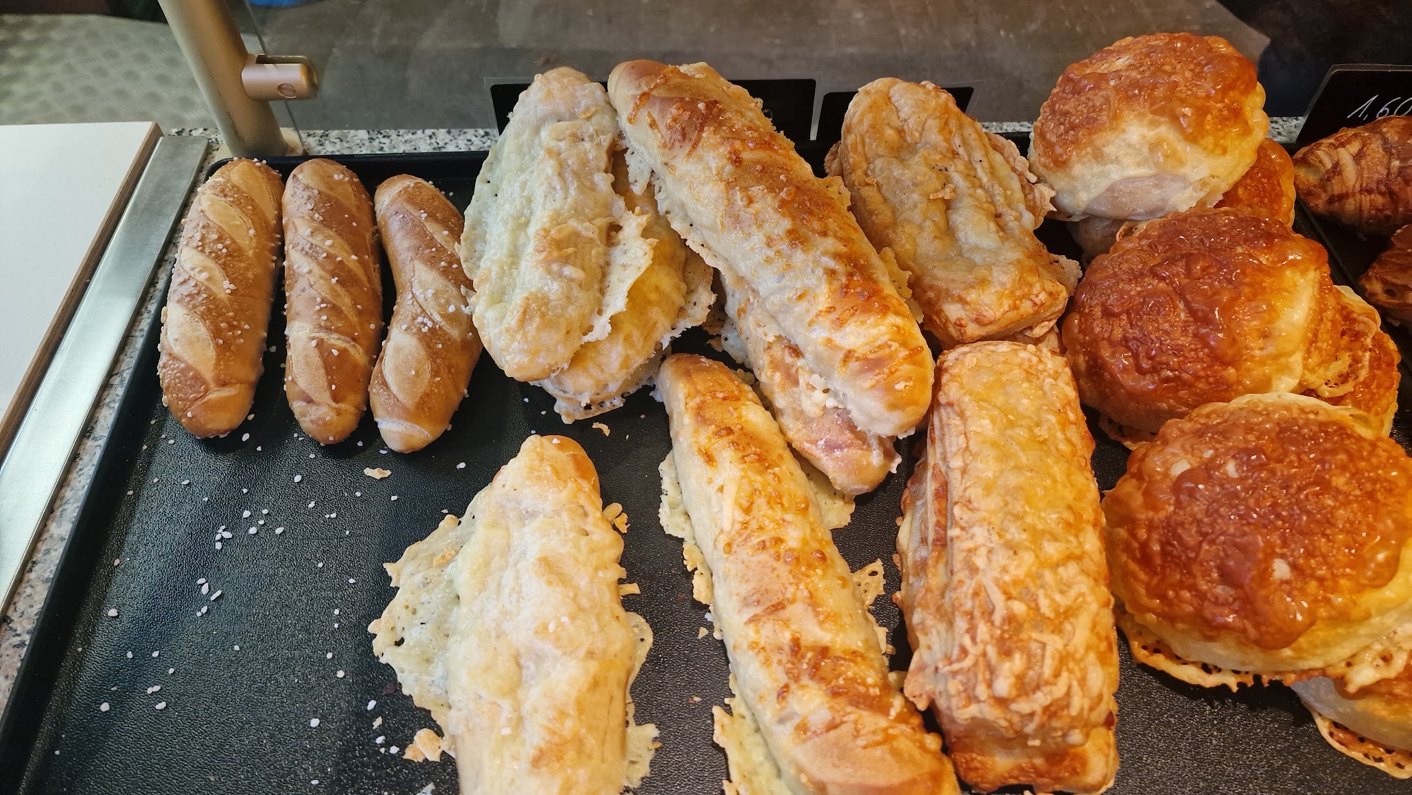 Käsestangen und Plundergebäck auf einem Blech