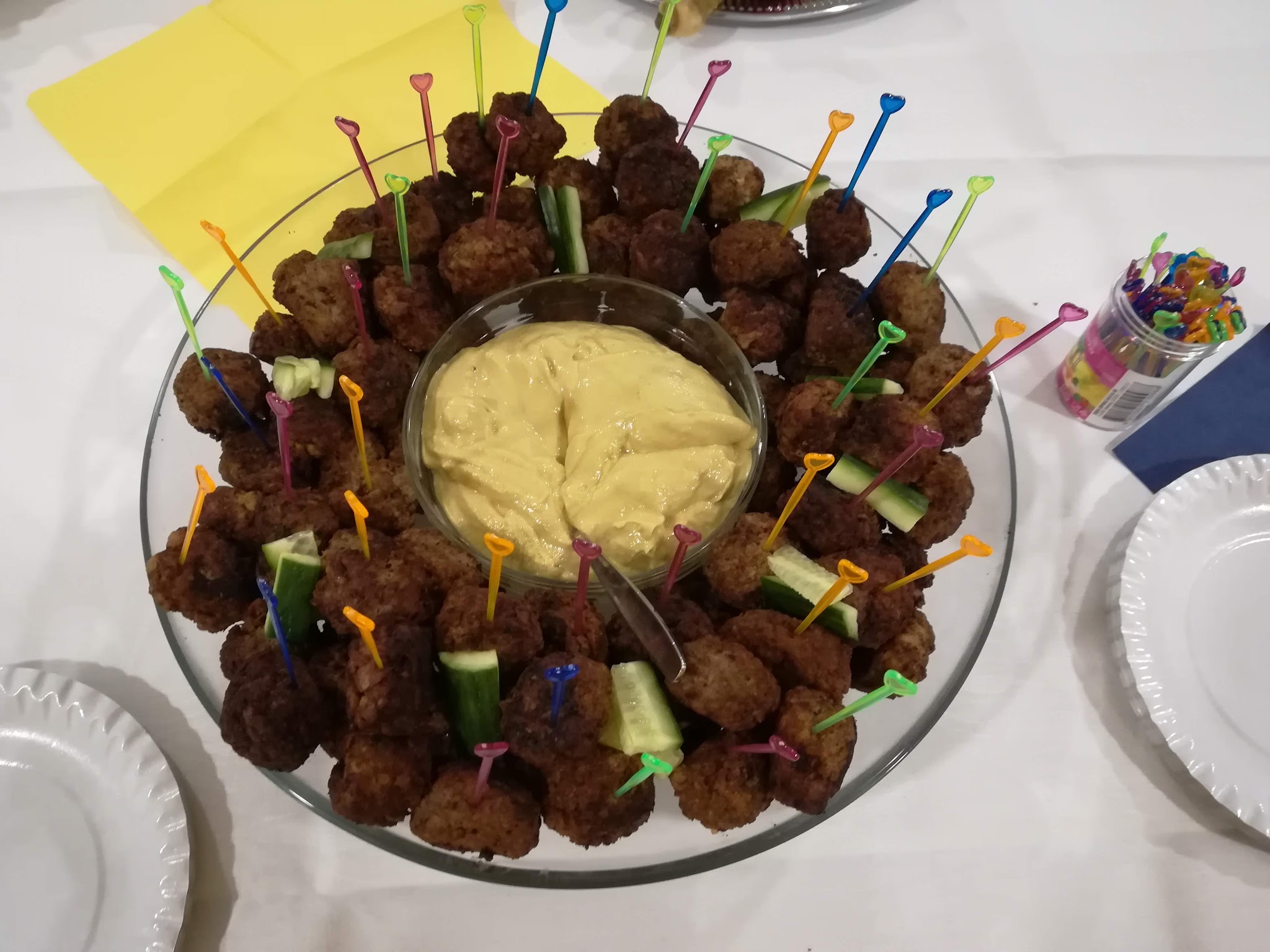 Platte mit hausgemachten Frikadellen und einem Dip in der Mitte