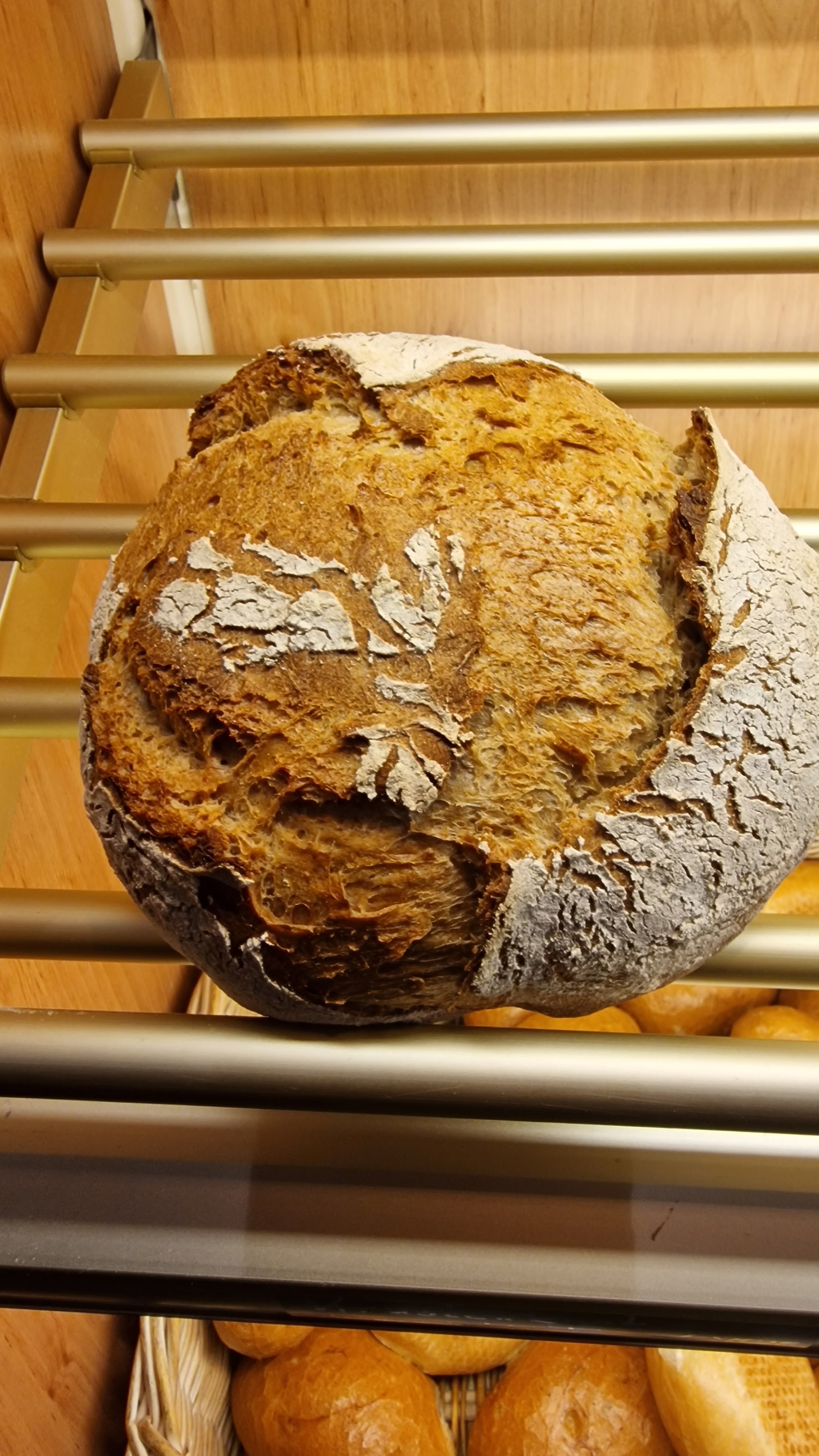 Rustikales Landbrot im Regal