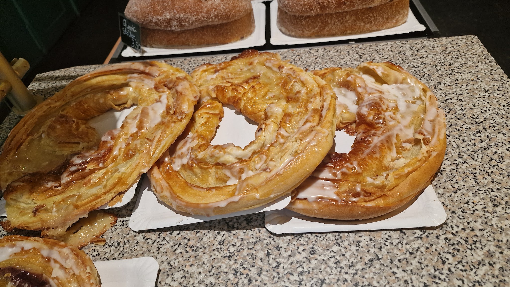 Plundergebäck und Kränze auf dem Tresen