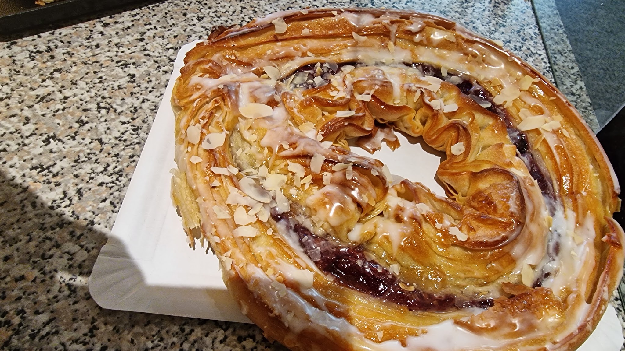 Großer Kirschvanillekranz mit Zuckerguss und Mandelblättchen