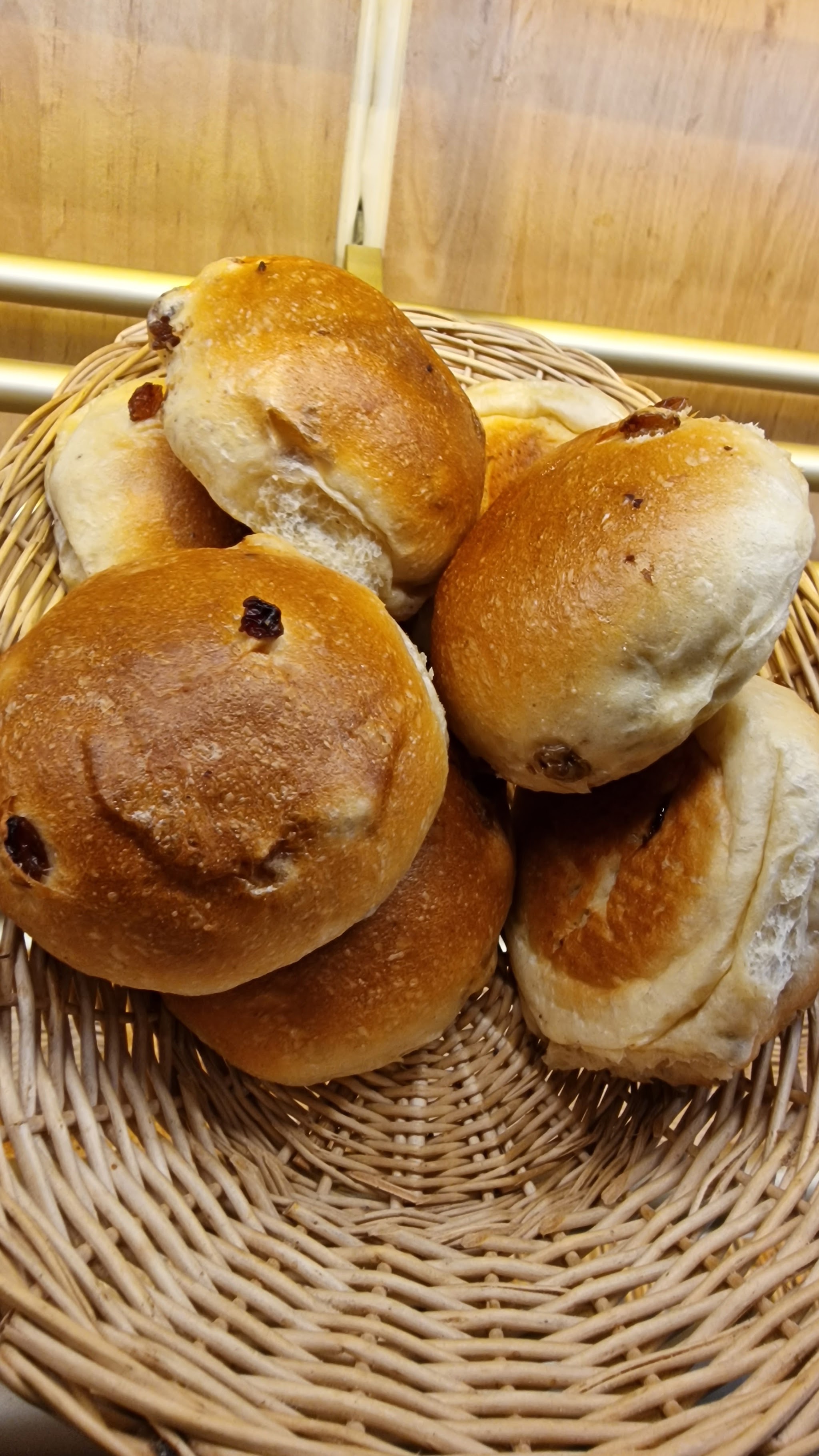 Rosinenbrötchen in einem Korb