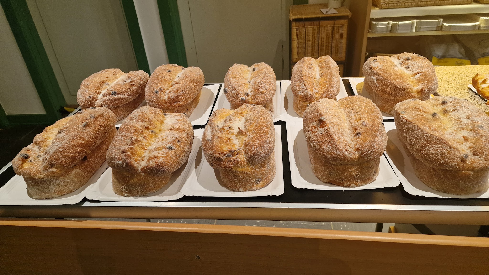 Quarkstollen und Rosinenbrötchen auf der Ladentheke