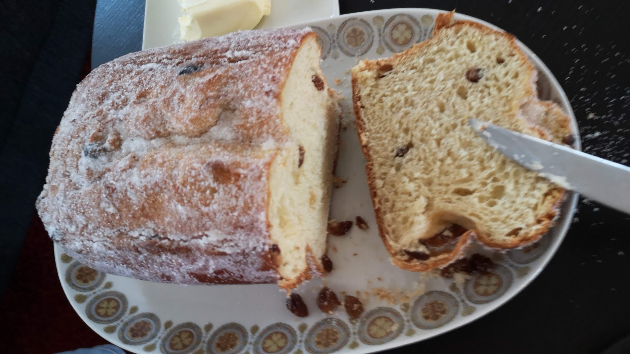 Angeschnittener Quarkstollen mit Puderzucker auf einem Teller