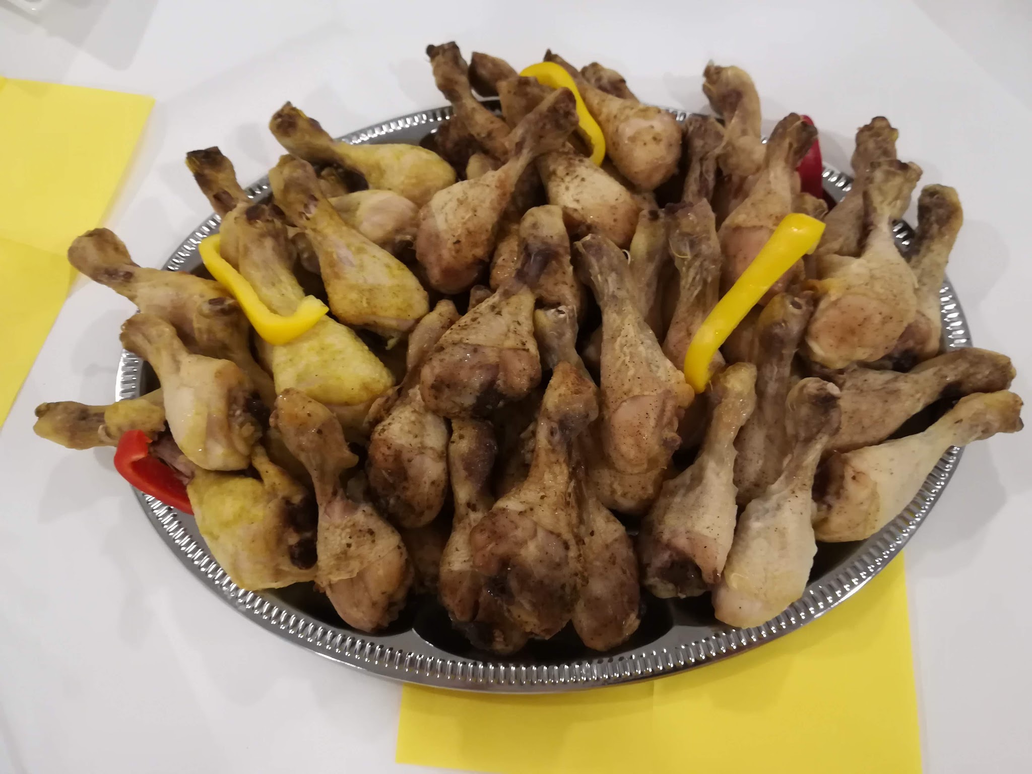Platte mit gebratenen Hähnchenkeulen und Paprika