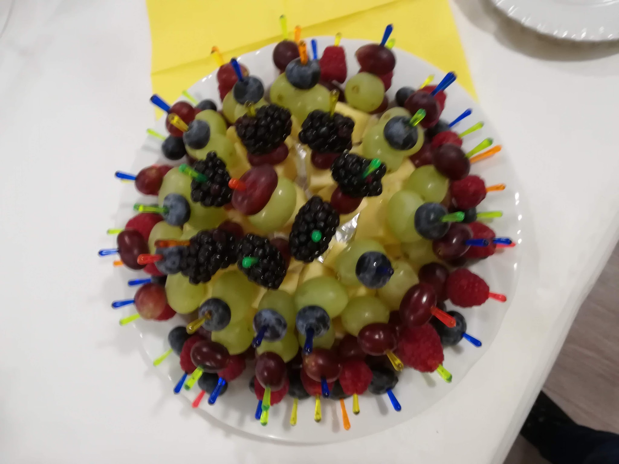 Obstplatte mit Trauben, Brombeeren, Himbeeren und Heidelbeeren auf Spießen