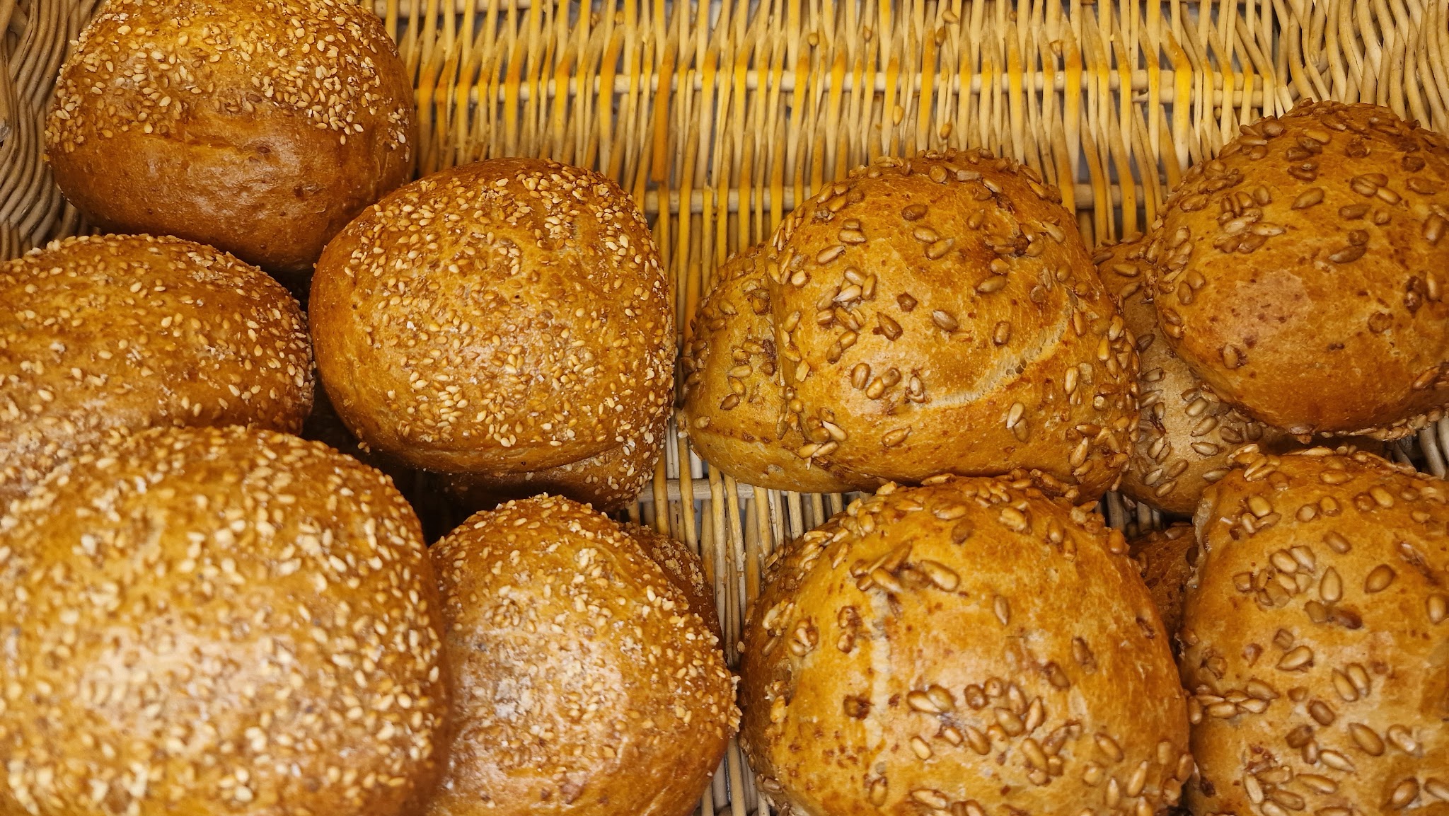 Körner- und Sesambrötchen aus der Nähe