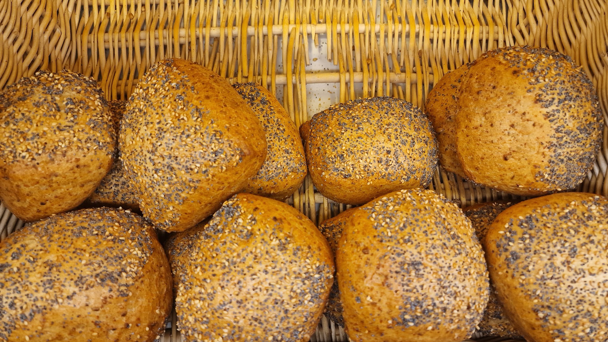 Mohn- und Körnerbrötchen in einem Korb