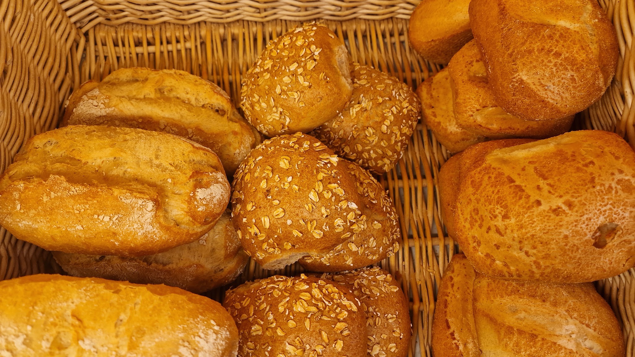 Sesam- und Weizenbrötchen in einem Korb