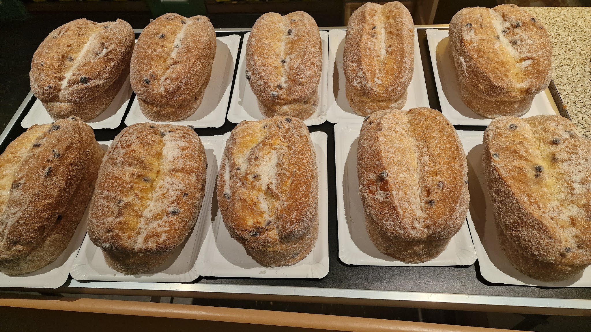 Helle Brote auf Blechen im Regal