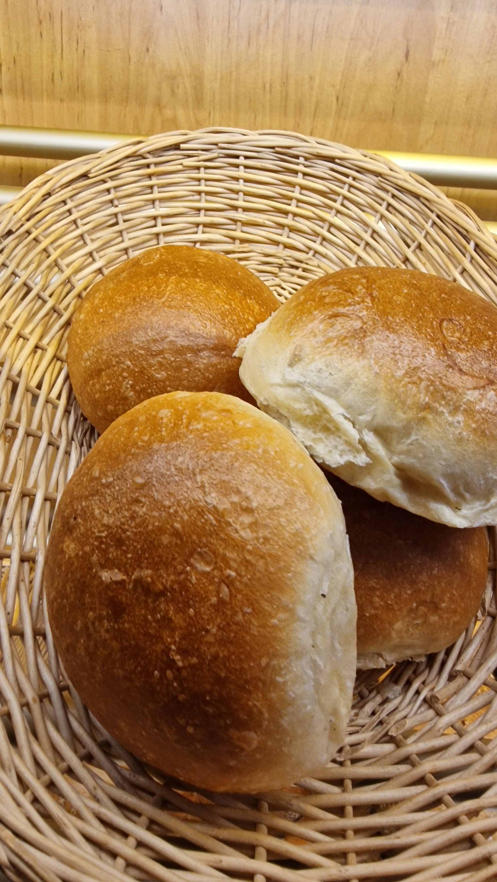Helle Brötchen in einem Weidenkorb