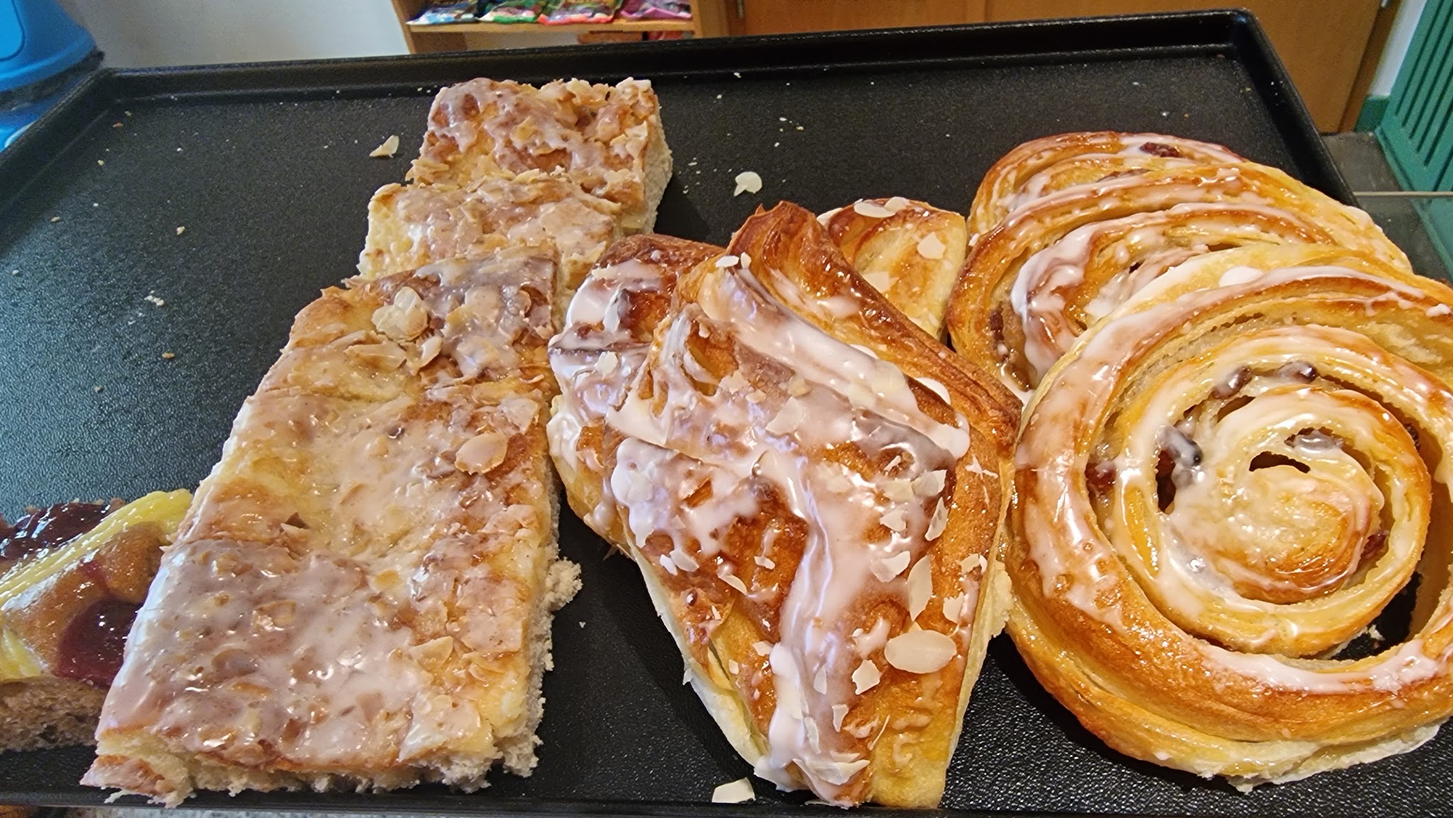 Blechkuchen und Plunderstücke auf einem Backblech